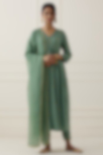 Green Hand Embroidered Kurta Set by Ikshita Choudhary at Pernia's Pop Up Shop