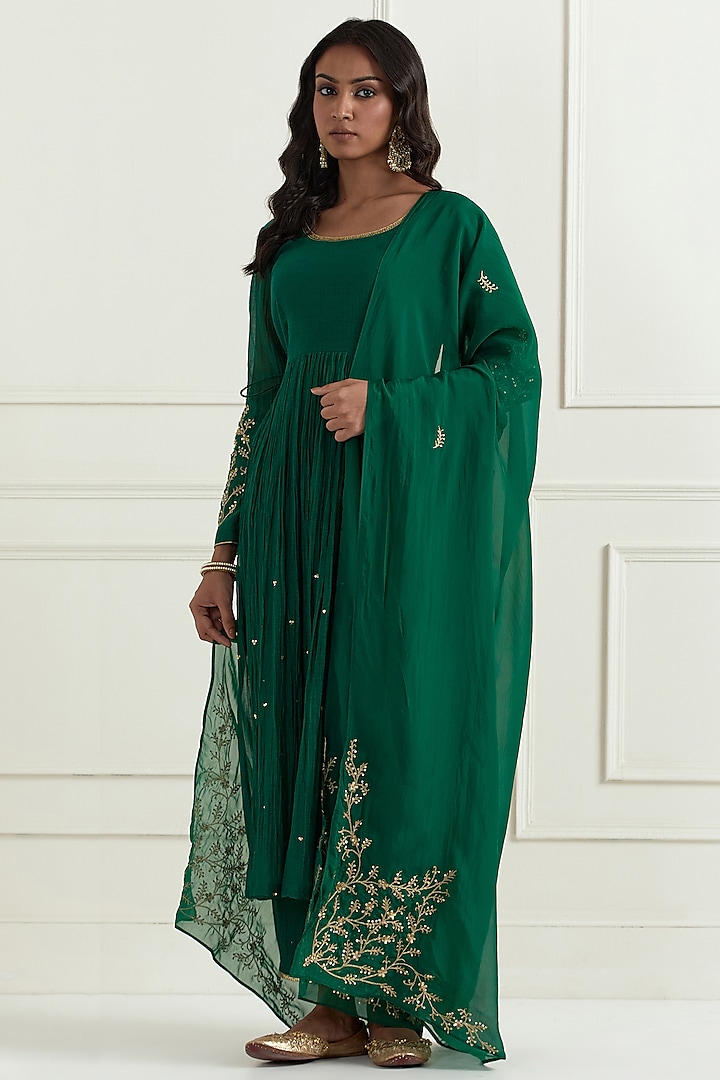 Green Chanderi Hand Embroidered Kurta Set by Ikshita Choudhary at Pernia's Pop Up Shop