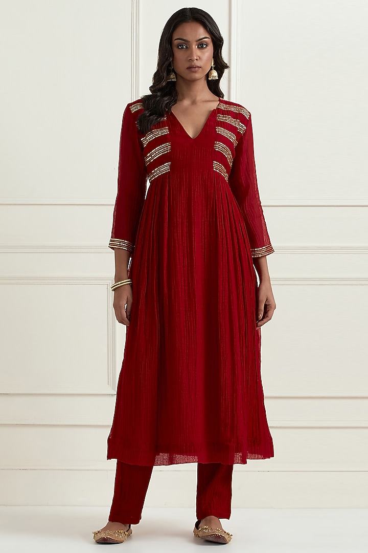 Red Chanderi Hand Embroidered Kurta Set by Ikshita Choudhary at Pernia's Pop Up Shop