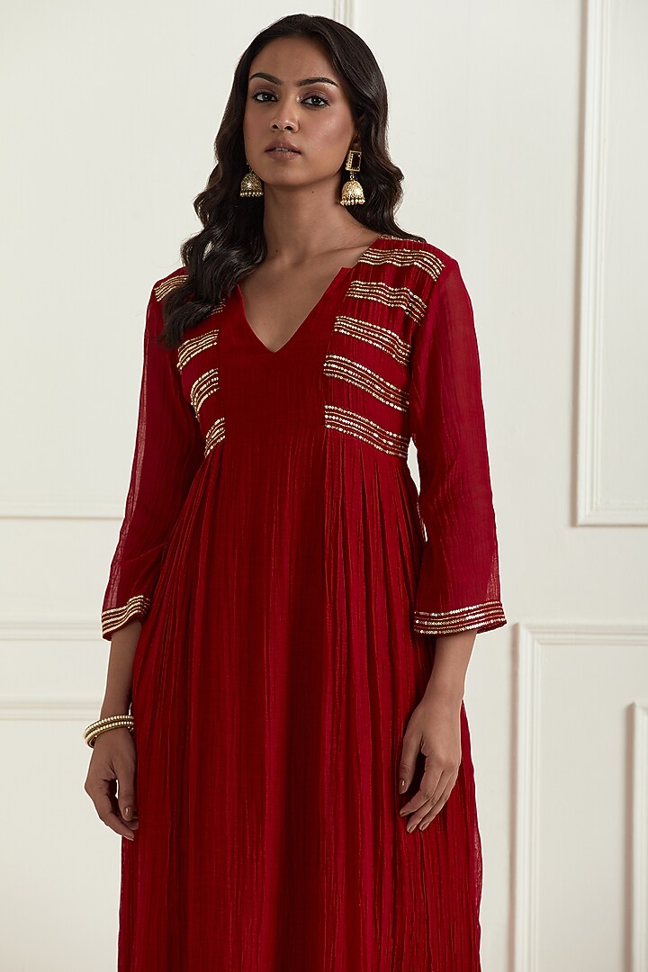 Red Chanderi Hand Embroidered Kurta Set by Ikshita Choudhary at Pernia's Pop Up Shop