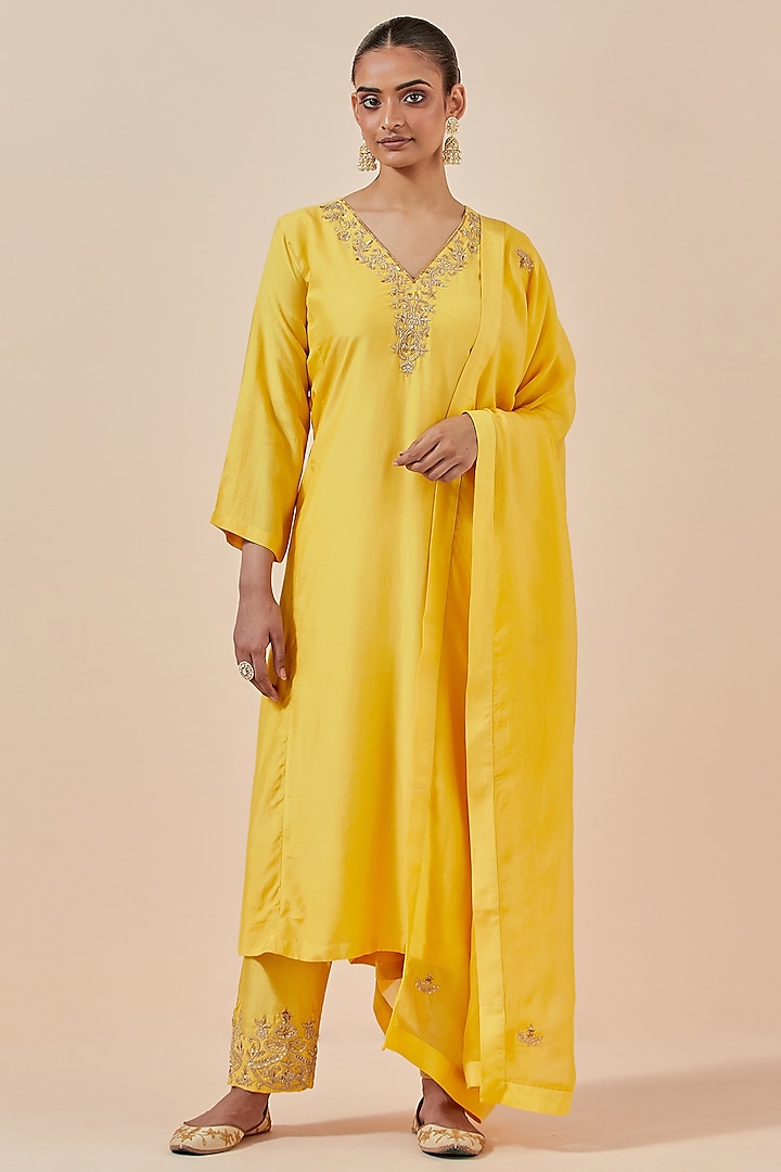 Yellow Chanderi Silk Embroidered Kurta Set by Ikshita Choudhary at Pernia's Pop Up Shop