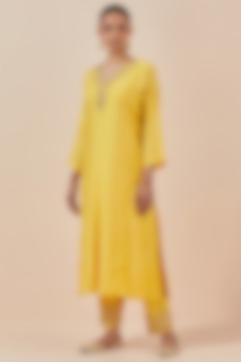 Yellow Chanderi Silk Embroidered Kurta Set by Ikshita Choudhary at Pernia's Pop Up Shop