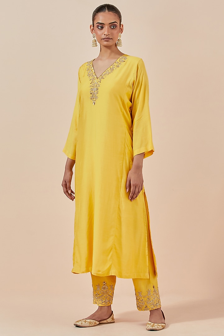 Yellow Chanderi Silk Embroidered Kurta Set by Ikshita Choudhary at Pernia's Pop Up Shop