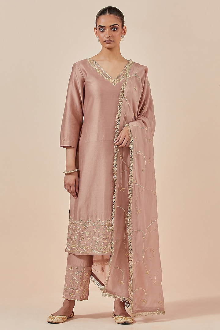 Dusty Pink Chanderi Silk Embroidered Kurta Set by Ikshita Choudhary at Pernia's Pop Up Shop