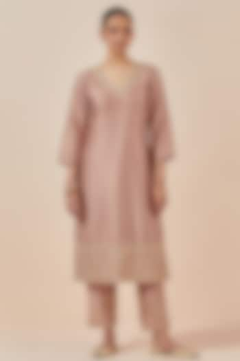 Dusty Pink Chanderi Silk Embroidered Kurta by Ikshita Choudhary at Pernia's Pop Up Shop