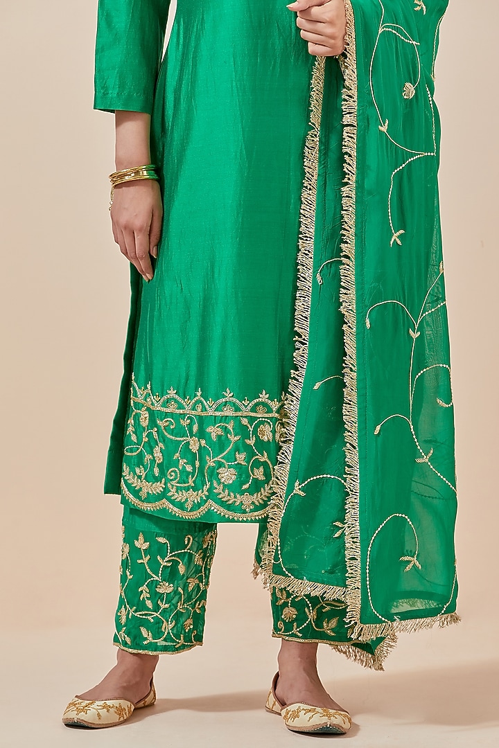 Green Chanderi Silk Embroidered Kurta Set by Ikshita Choudhary at Pernia's Pop Up Shop