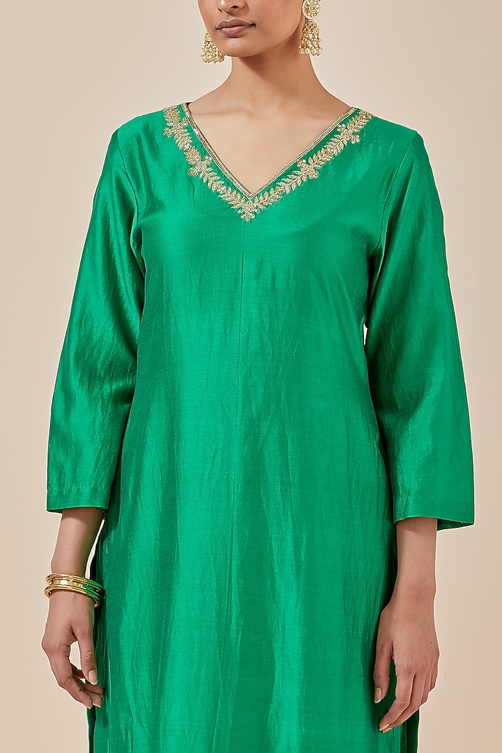 Green Chanderi Silk Embroidered Kurta Set by Ikshita Choudhary at Pernia's Pop Up Shop