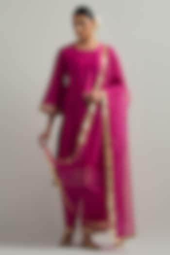 Magenta Chanderi Hand Embroidered Kurta Set by Ikshita Choudhary at Pernia's Pop Up Shop