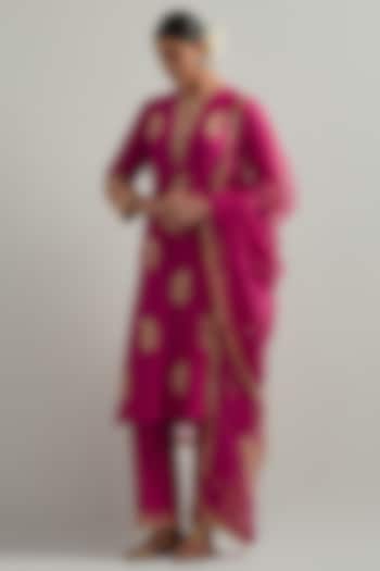 Magenta Chanderi Hand Embroidered Kurta Set by Ikshita Choudhary at Pernia's Pop Up Shop