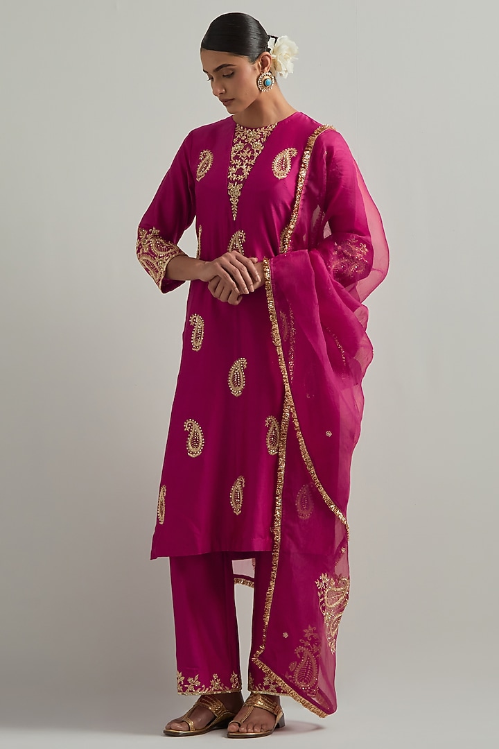 Magenta Chanderi Hand Embroidered Kurta Set by Ikshita Choudhary at Pernia's Pop Up Shop