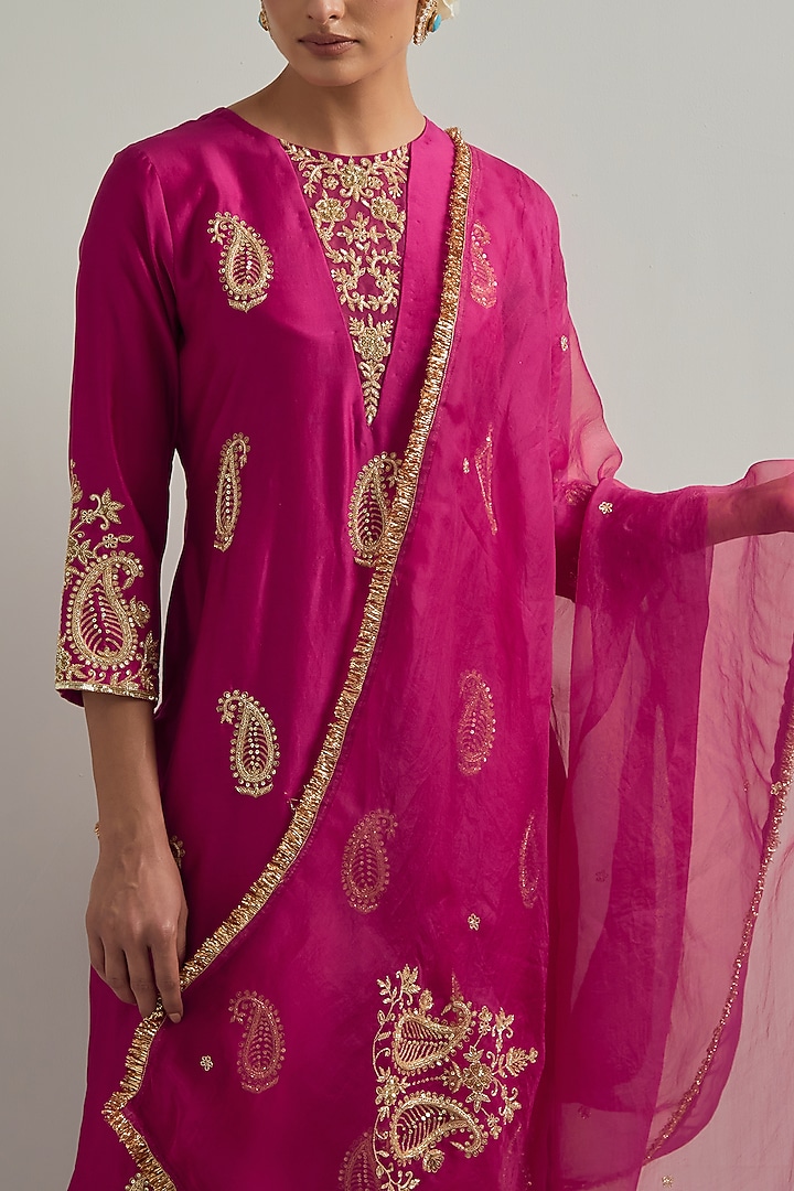 Magenta Chanderi Hand Embroidered Kurta Set by Ikshita Choudhary at Pernia's Pop Up Shop