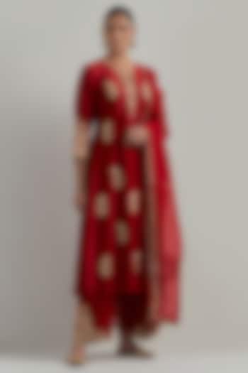 Red Chanderi Hand Embroidered Kurta Set by Ikshita Choudhary at Pernia's Pop Up Shop