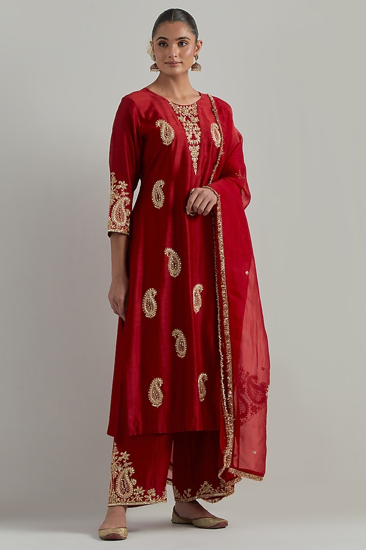 Red Chanderi Hand Embroidered Kurta Set by Ikshita Choudhary at Pernia's Pop Up Shop