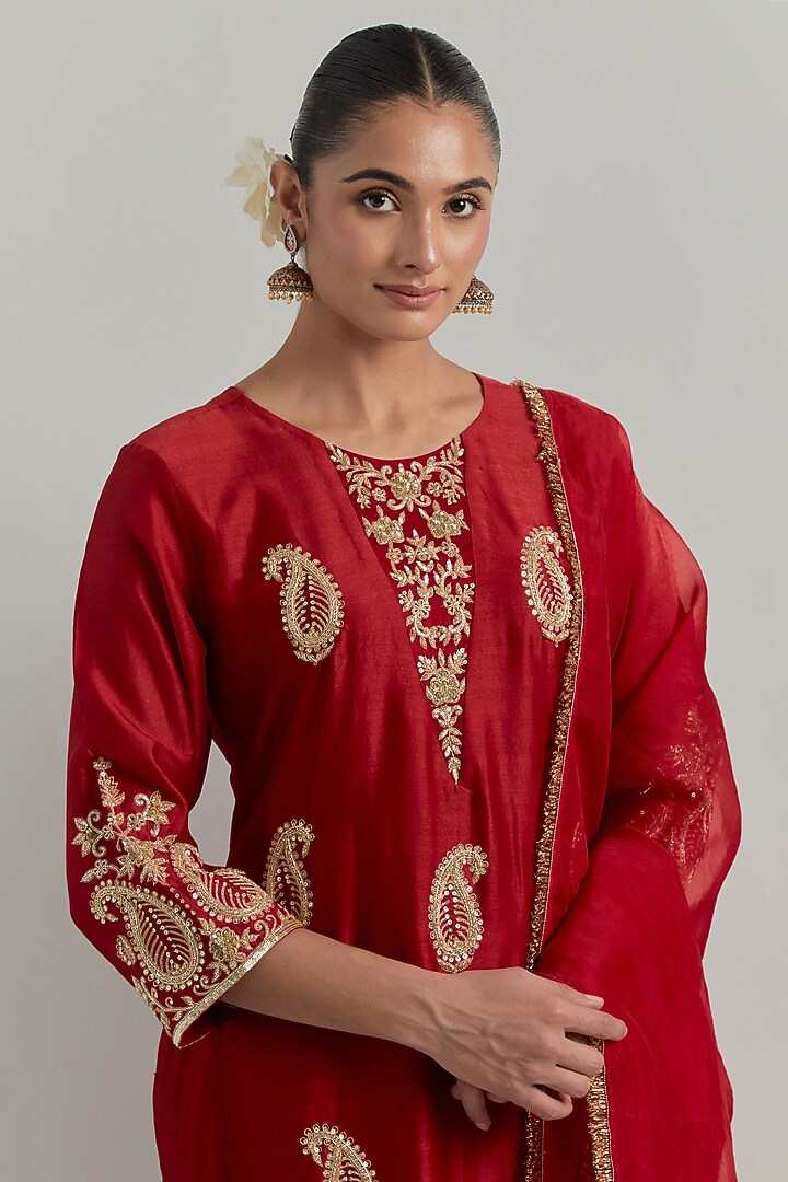 Red Chanderi Hand Embroidered Kurta Set by Ikshita Choudhary at Pernia's Pop Up Shop