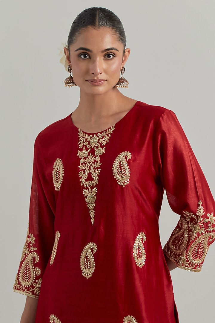 Red Chanderi Hand Embroidered Kurta Set by Ikshita Choudhary at Pernia's Pop Up Shop