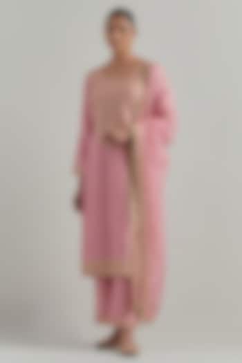 Pink Chanderi Hand Embroidered Kurta Set by Ikshita Choudhary at Pernia's Pop Up Shop