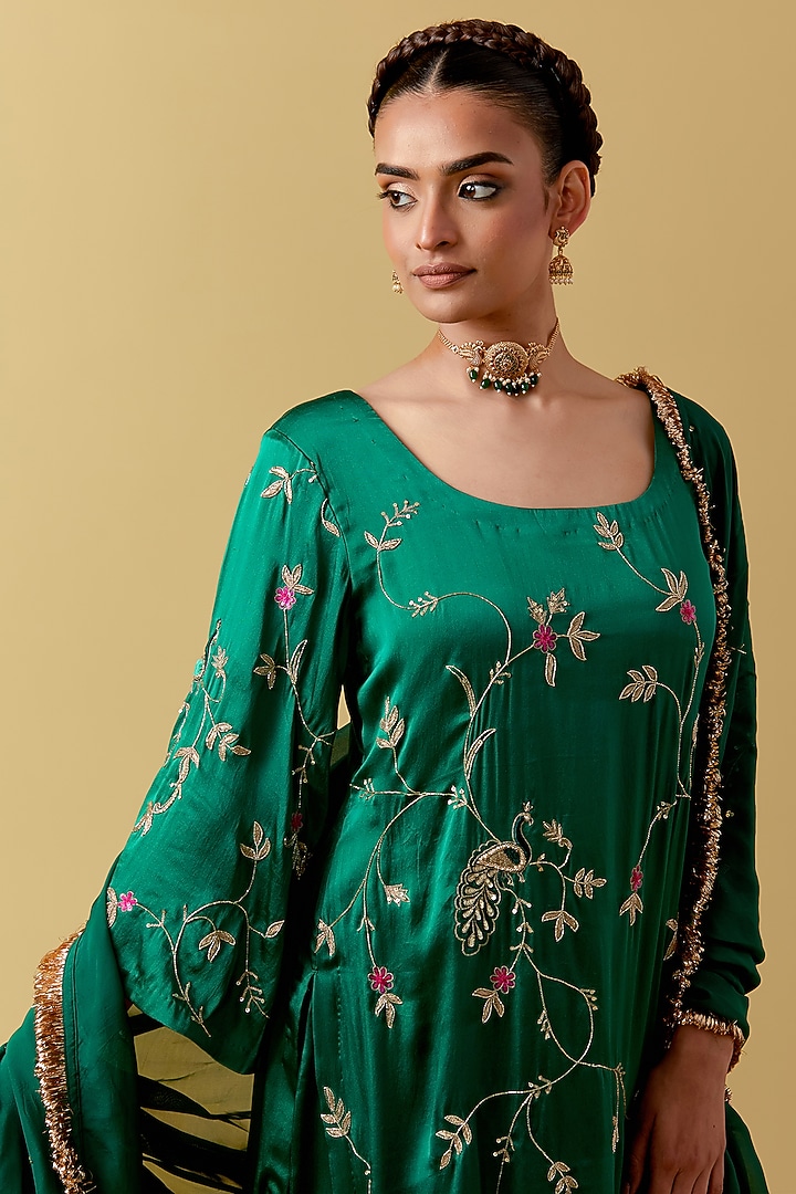 Green Satin Hand Embroidered Kurta Set by Ikshita Choudhary at Pernia's Pop Up Shop