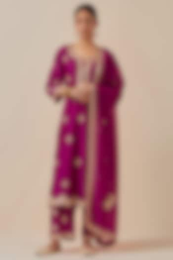 Magenta Chanderi Silk Hand Embroidered Kurta Set by Ikshita Choudhary at Pernia's Pop Up Shop