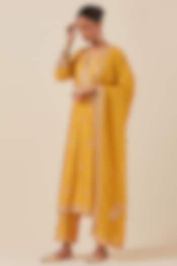 Yellow Chanderi Silk Hand Embroidered Kurta Set by Ikshita Choudhary at Pernia's Pop Up Shop