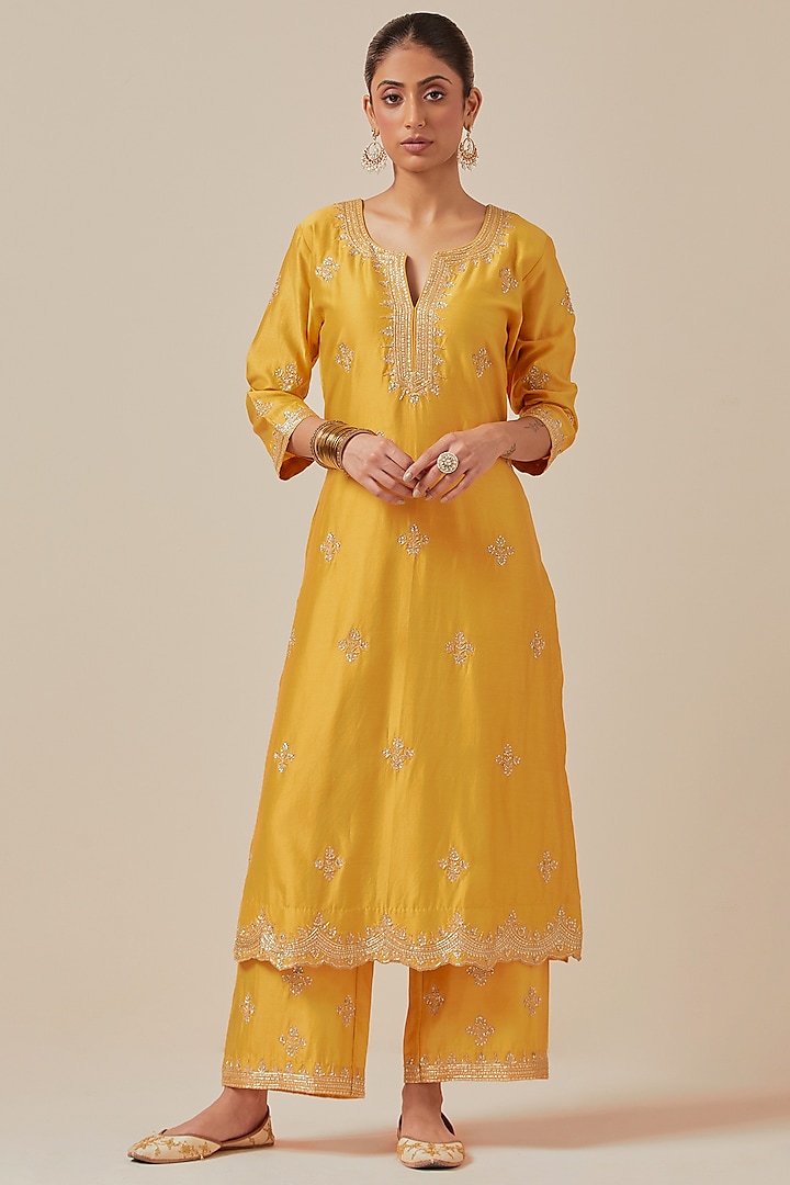 Yellow Chanderi Silk Hand Embroidered Kurta Set by Ikshita Choudhary at Pernia's Pop Up Shop