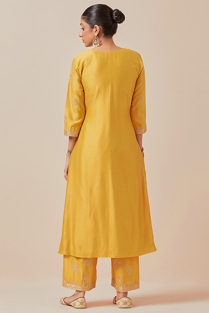 Yellow Chanderi Silk Hand Embroidered Kurta Set by Ikshita Choudhary at Pernia's Pop Up Shop