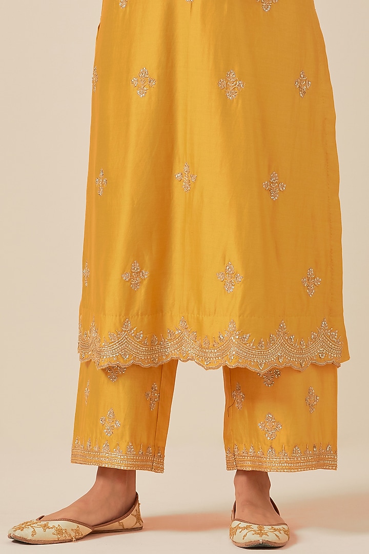 Yellow Chanderi Silk Hand Embroidered Kurta Set by Ikshita Choudhary at Pernia's Pop Up Shop