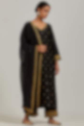 Black Embroidered Kurta Set by Ikshita Choudhary at Pernia's Pop Up Shop