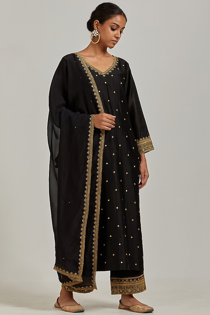 Black Embroidered Kurta Set by Ikshita Choudhary at Pernia's Pop Up Shop