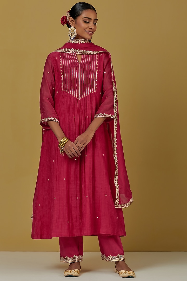 Pink Embroidered Kurta Set by Ikshita Choudhary at Pernia's Pop Up Shop
