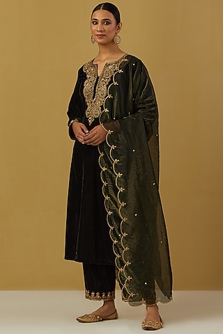 Black Embroidered Kurta Set by Ikshita Choudhary