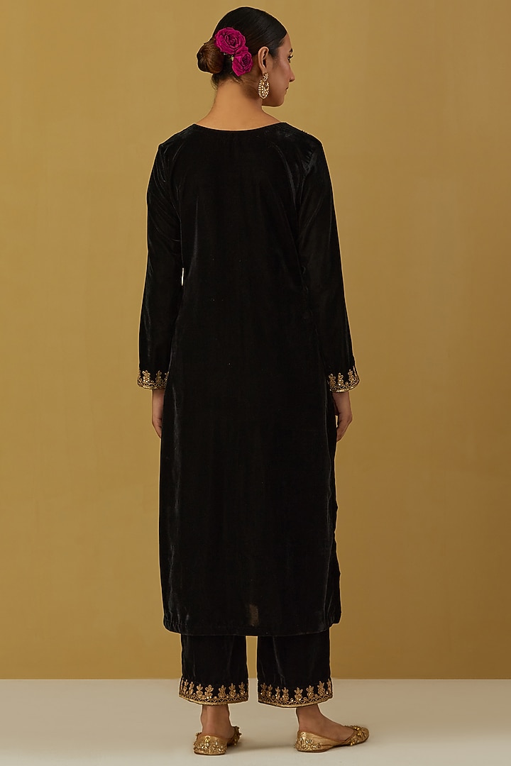 Black Embroidered Kurta Set by Ikshita Choudhary at Pernia's Pop Up Shop
