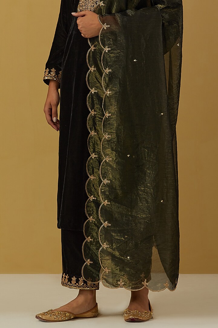 Black Embroidered Kurta Set by Ikshita Choudhary at Pernia's Pop Up Shop