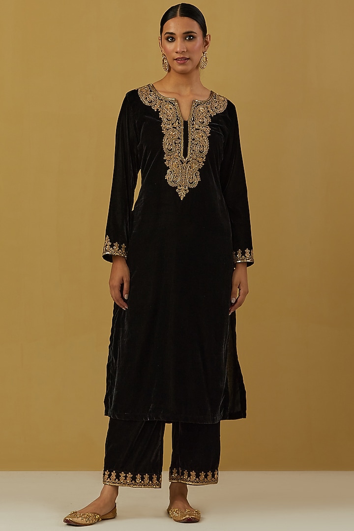 Black Embroidered Kurta Set by Ikshita Choudhary at Pernia's Pop Up Shop
