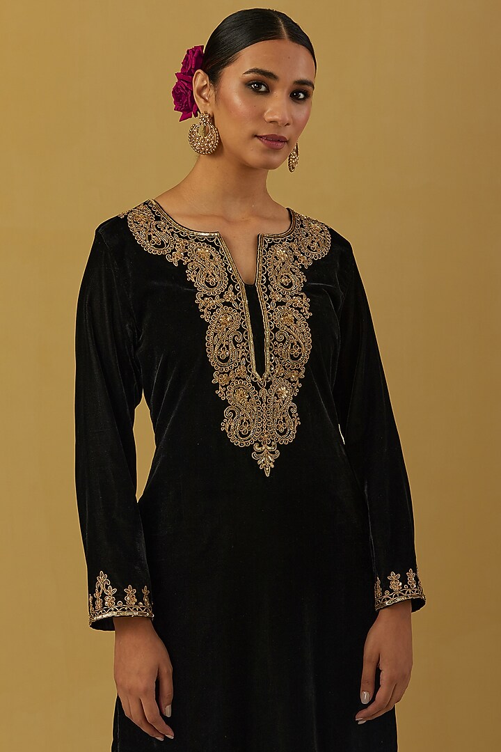 Black Embroidered Kurta Set by Ikshita Choudhary at Pernia's Pop Up Shop