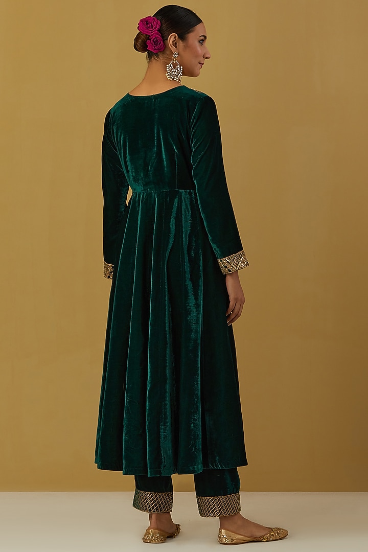 Green Embroidered Kurta Set by Ikshita Choudhary at Pernia's Pop Up Shop