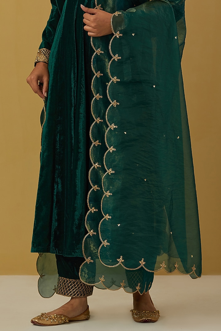 Green Embroidered Kurta Set by Ikshita Choudhary at Pernia's Pop Up Shop