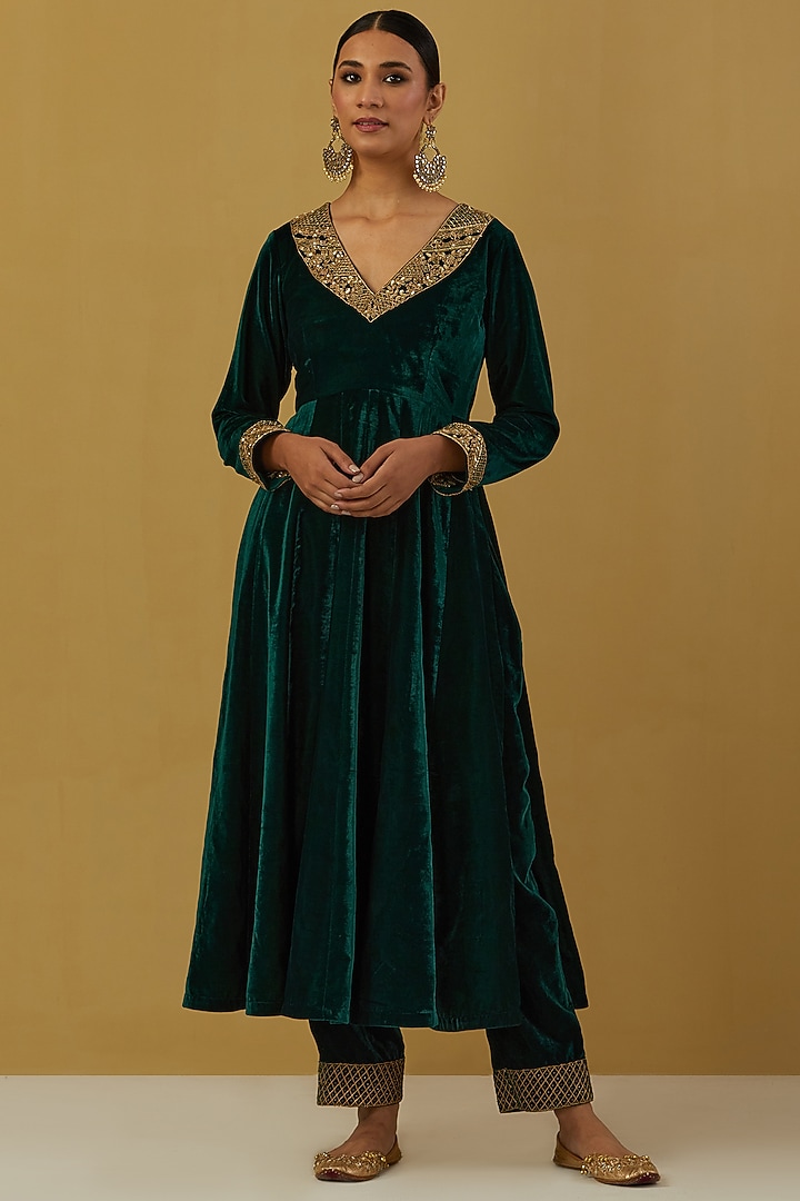 Green Embroidered Kurta Set by Ikshita Choudhary at Pernia's Pop Up Shop