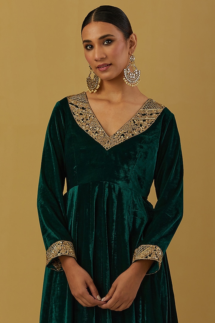 Green Embroidered Kurta Set by Ikshita Choudhary at Pernia's Pop Up Shop