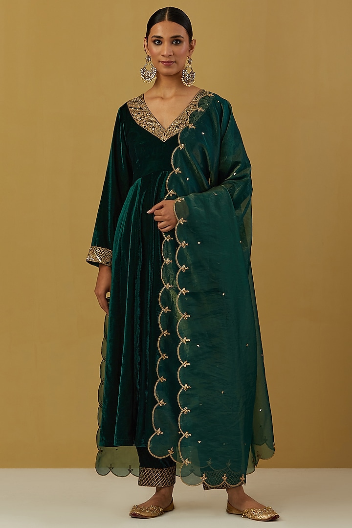 Green Silk Velvet Kurta Set by Ikshita Choudhary