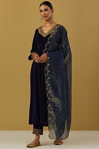 Blue Silk Velvet Kurta Set by Ikshita Choudhary