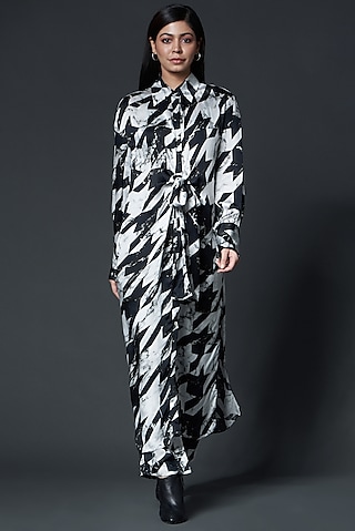 Black & White Printed Knotted Shirt by Inca