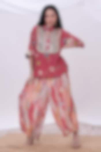 Peach Crepe Floral Embroidered Kurta Set by Inddivogue at Pernia's Pop Up Shop