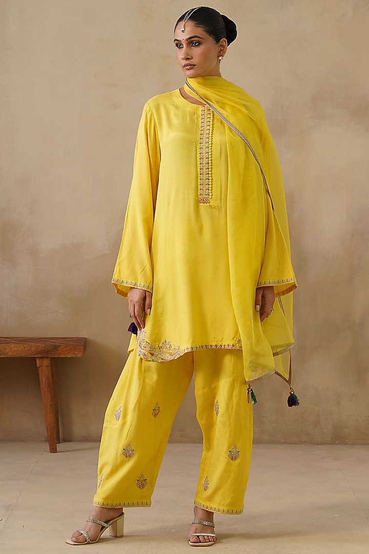 Yellow Cotton Silk Thread Embroidered Kurta Set by Inej at Pernia's Pop Up Shop