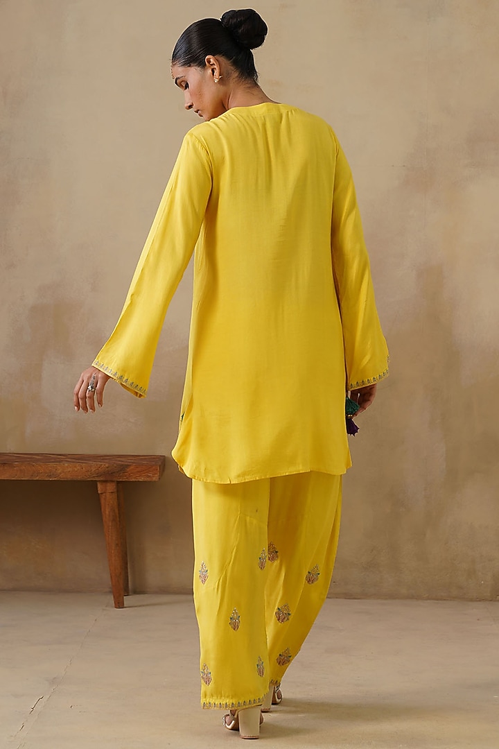 Yellow Cotton Silk Thread Embroidered Kurta Set by Inej at Pernia's Pop Up Shop