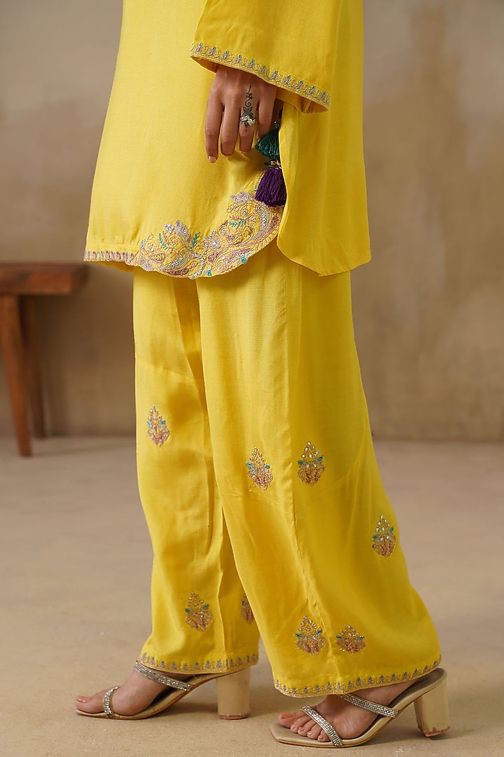 Yellow Cotton Silk Thread Embroidered Kurta Set by Inej at Pernia's Pop Up Shop