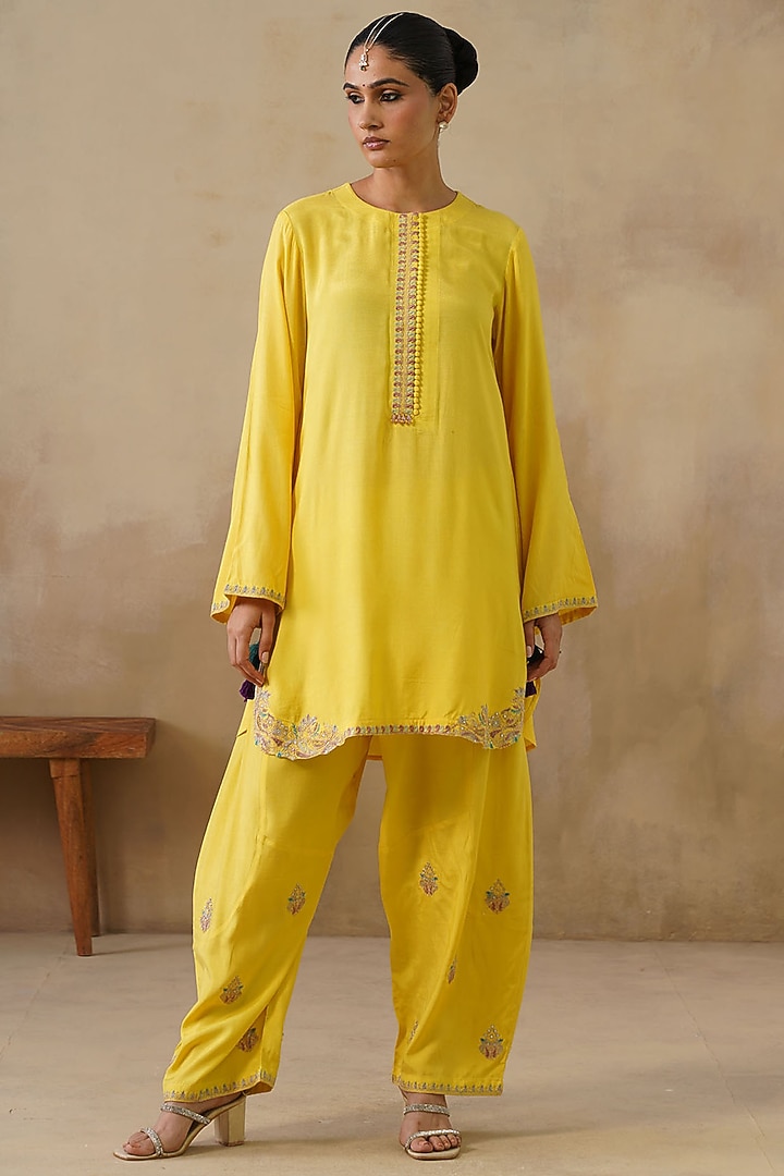 Yellow Cotton Silk Thread Embroidered Kurta Set by Inej at Pernia's Pop Up Shop