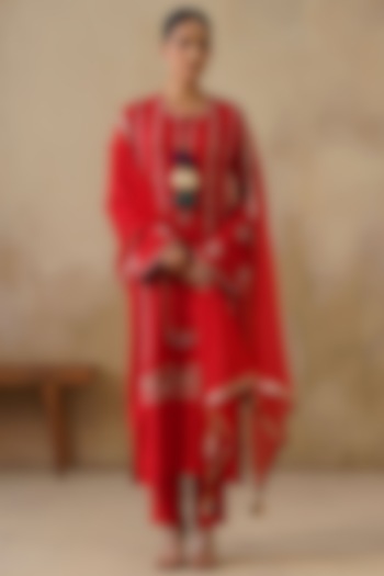 Red Cotton Silk Thread Embroidered Straight-Cut Kurta Set by Inej at Pernia's Pop Up Shop