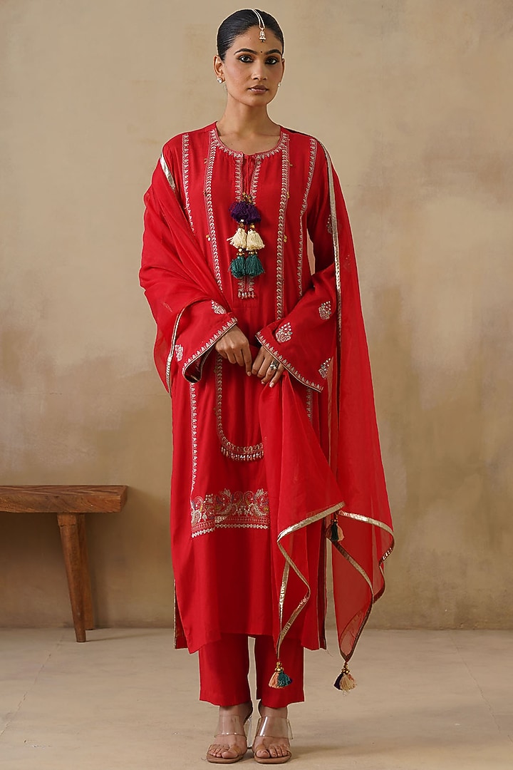 Red Cotton Silk Thread Embroidered Straight-Cut Kurta Set by Inej at Pernia's Pop Up Shop