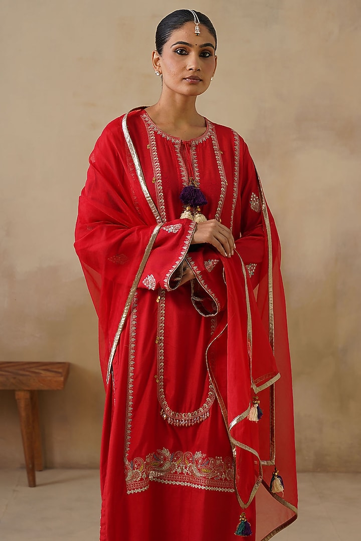 Red Cotton Silk Thread Embroidered Straight-Cut Kurta Set by Inej at Pernia's Pop Up Shop