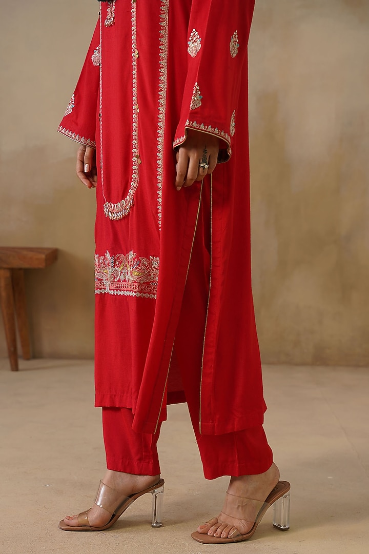 Red Cotton Silk Thread Embroidered Straight-Cut Kurta Set by Inej at Pernia's Pop Up Shop